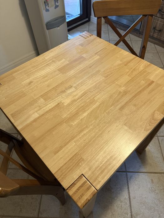 Set masă + 2 scaune lemn 70x70 cm – stare foarte bună