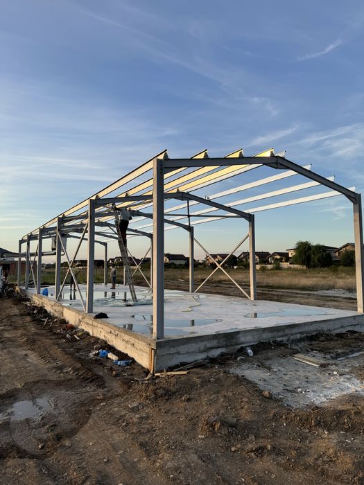 Vand Hala Metalica cu usi sectinale completa la gata cu panouri