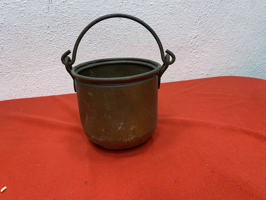 Медно котле кашпа за цветя