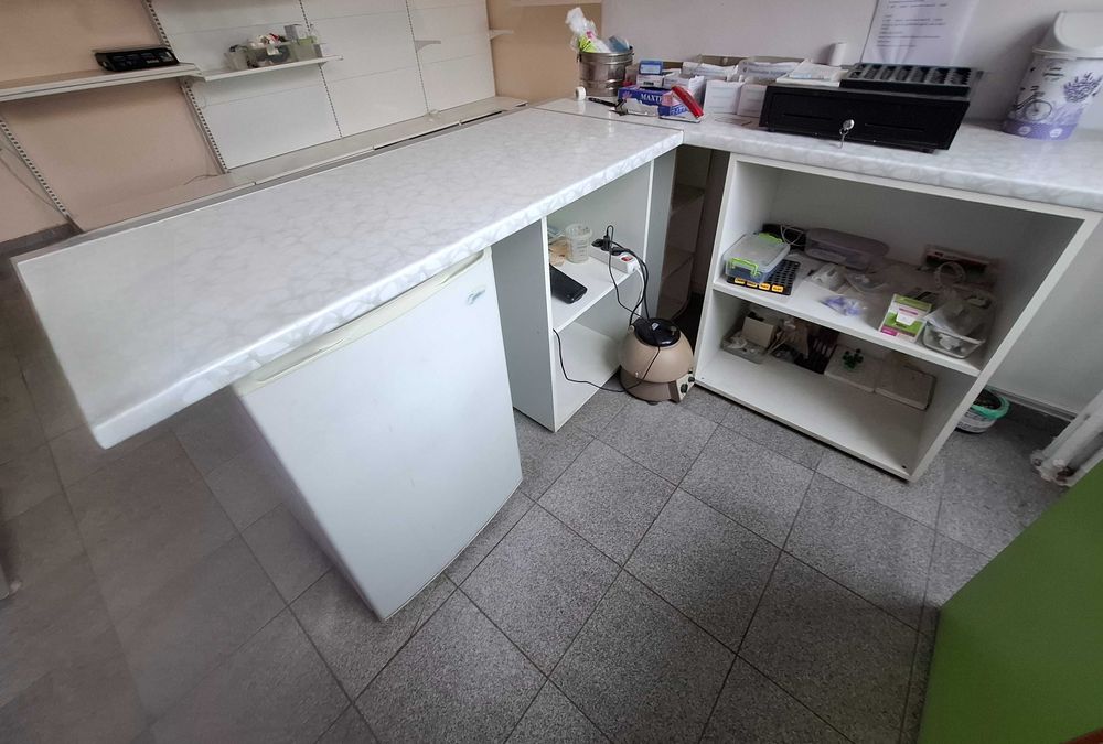 Кухненски,шкафове с плот гланц и стъклено бюро