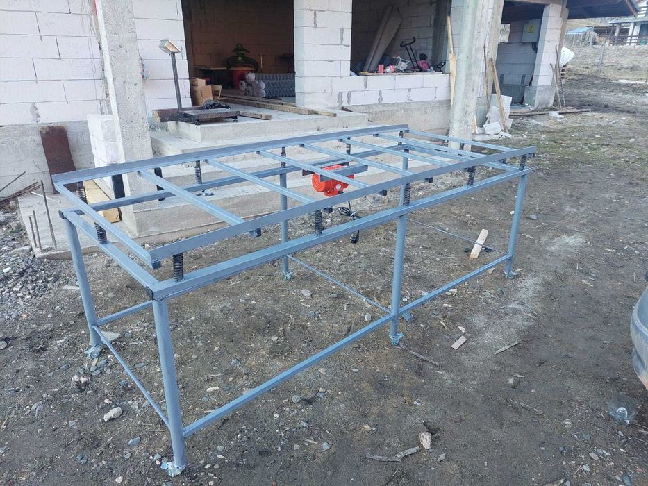 Masă vibranta si matrite pt stalpi beton