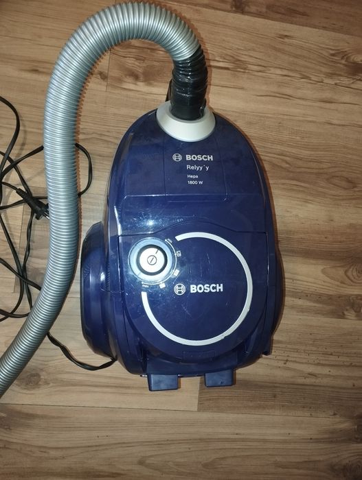 Пылесос Bosch 1800.  С стаканом.
