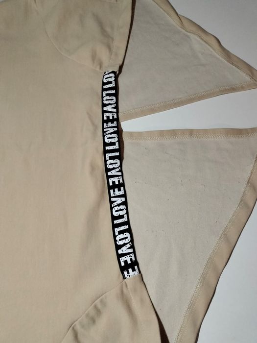 Туника бежевого цвета.