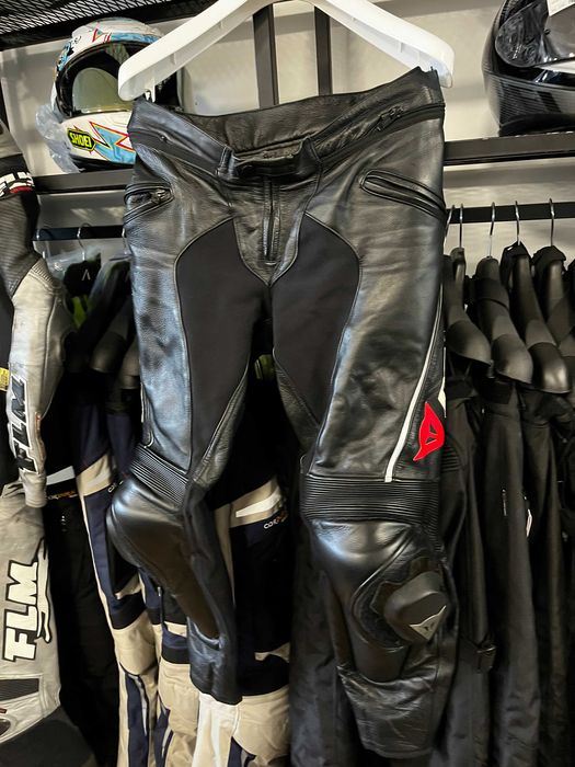 Кожен мото панталон DAINESE DELTA C4 ,протектори,оригинален,слайдери 54-L