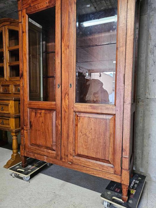 Витрина библиотека изработена изцяло от масив