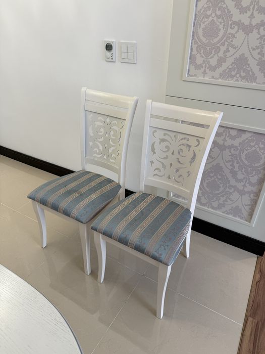 Кухонный стол и стулья