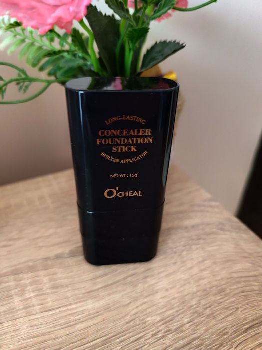 2 в 1 коректор и основа за грим