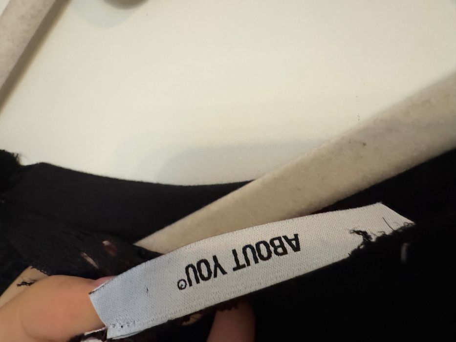 Къса черна рокля с дантела About you