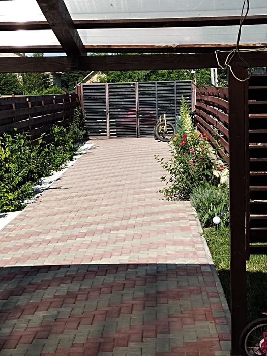 Vand casa 3 dormitoare, living, bucătărie. Intrare Popricani case noi.