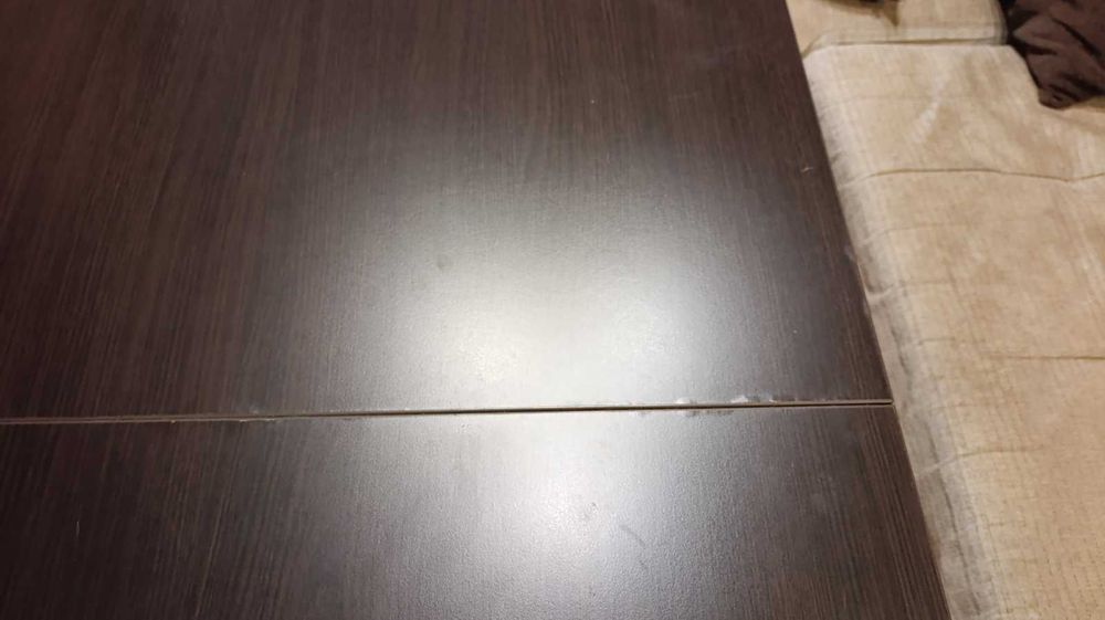 Холна секция, трапезна маса със столове и диван