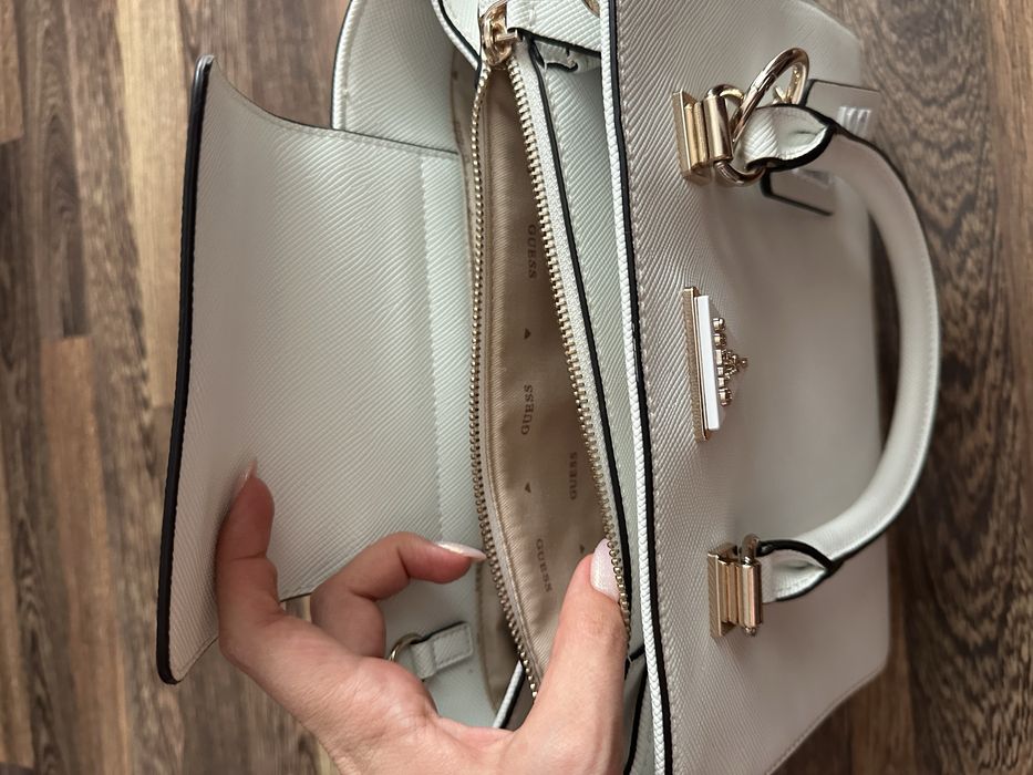 Нова чанта Guess.