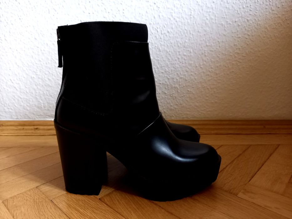 Botine cu toc si platformă Stradivarius