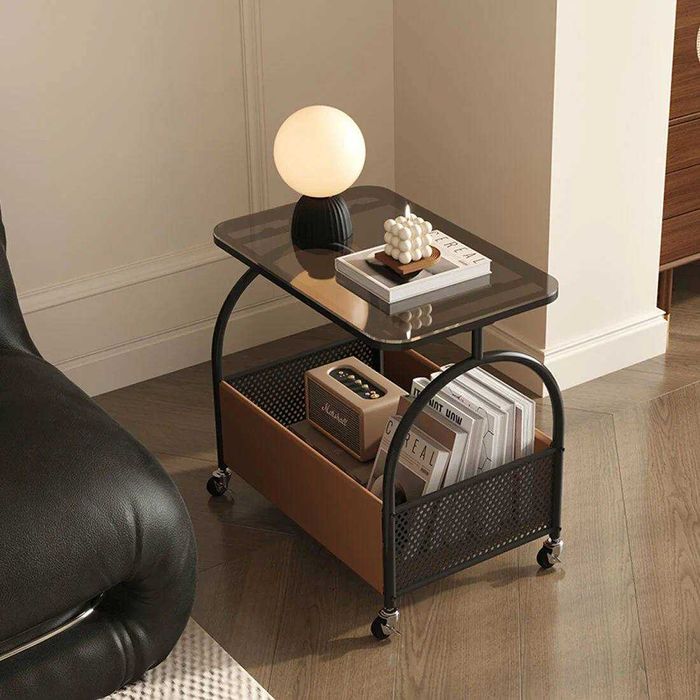 Приставной столик изготовлен из закаленного стекла