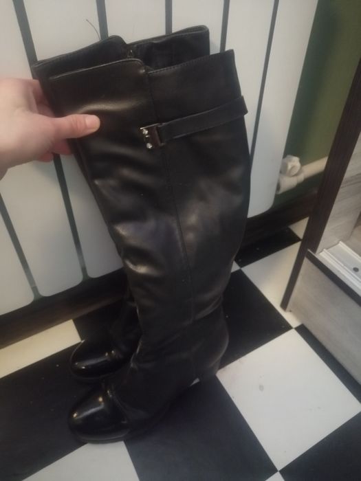 Сапоги и полушубок. Очень тёплые С Москвы привозила.