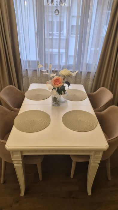 Трапезна маса - слонова кост