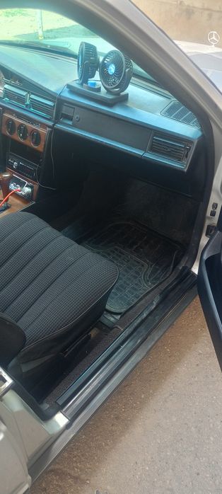 Мерседес 190 ...