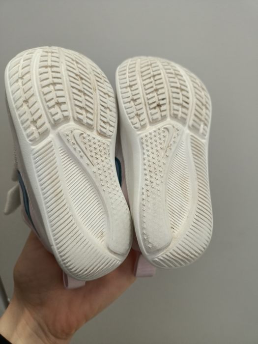 Papuci sport cu velcro pentru fete, Nike Star Runner 3, marimea 22
STA