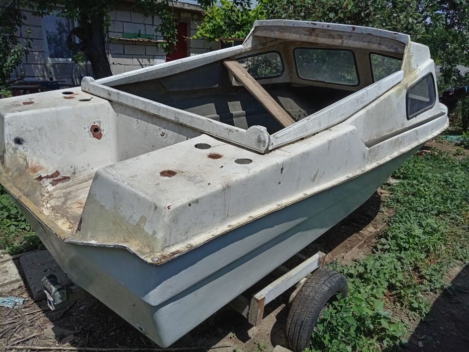 Barcă cabinată + trailer – ideală pentru proiect