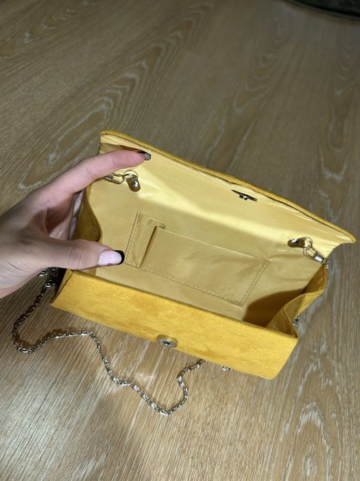 Елегантни обувки и чанта в цвят горчица, носени веднъж