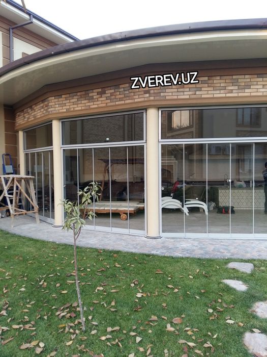 Раздвижные стеклянные конструкции, двери.