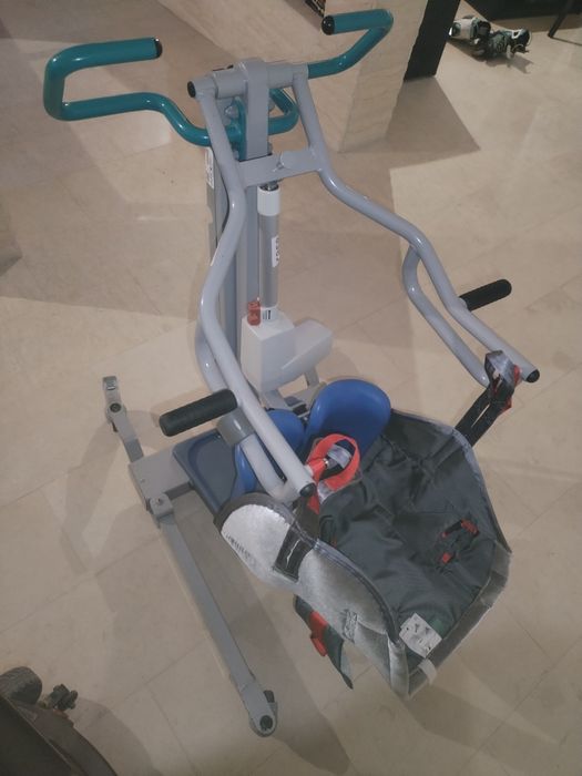 Elevator/Lift/Macara medical persoane cu dizabilități. Sara 3000 cu 2  acumulatori
