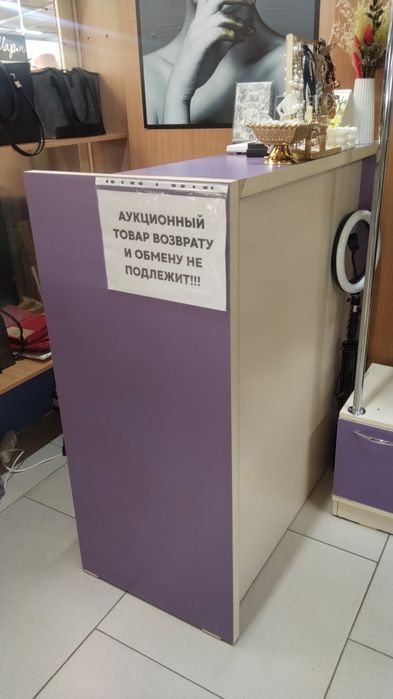 Срочно продам стеллаж с крючками для одежды