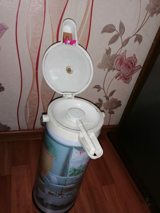 Продам термос 2л.