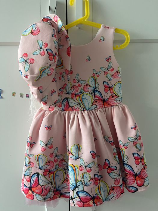 Рокля и шапка на пеперуди размер 110