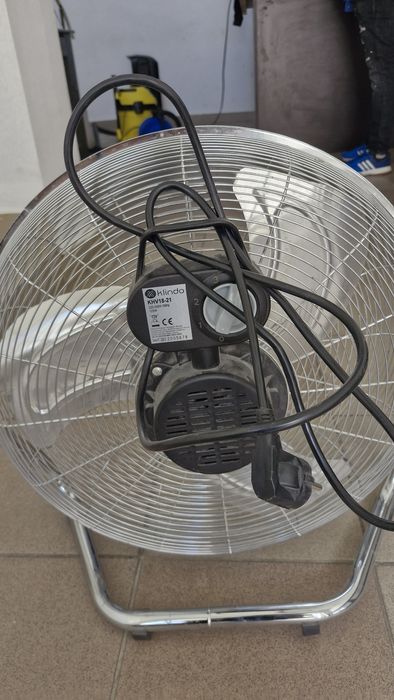 Vând ventilator metalic de podea Klindo KHV18-21, putere 125W.