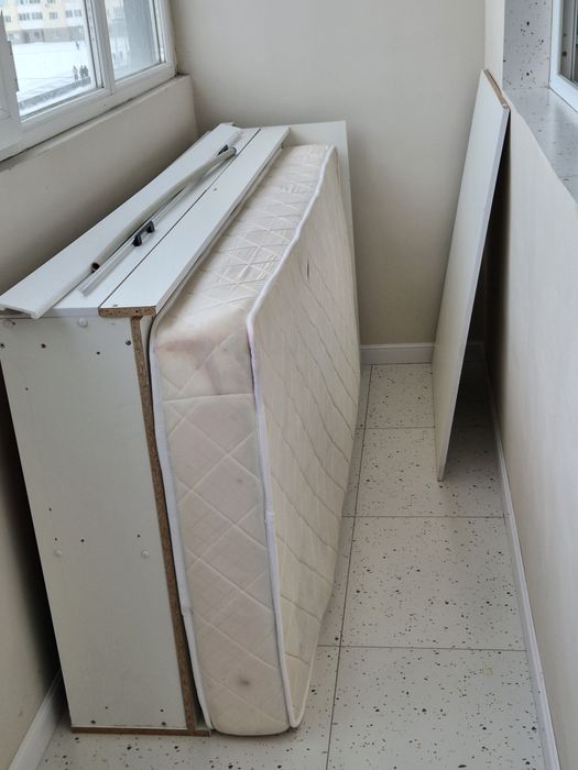 Кровать с матрасом