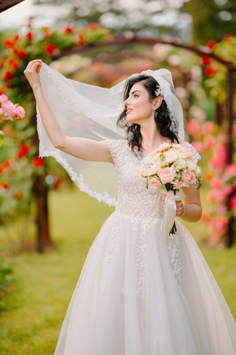 Rochie de mireasa culoarea ivory, marime S , cu voal