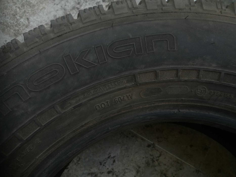 Продавам 4 бр зимни гуми Нокиан/Nokian WR C cargo/WRC 3 215/75R16C бус