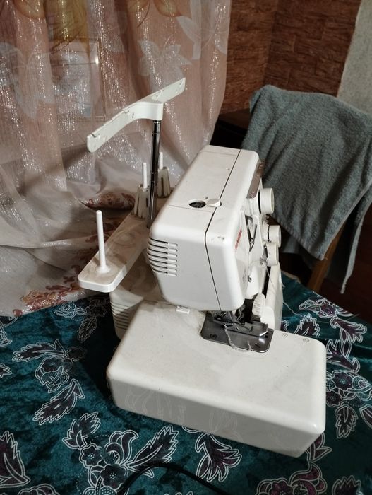 Оверлок б.у в отличном состоянии