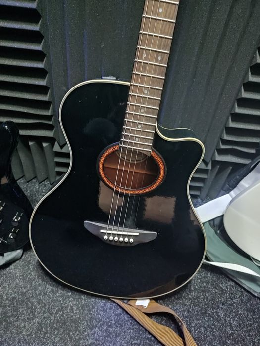 Электроакустическая гитара Yamaha