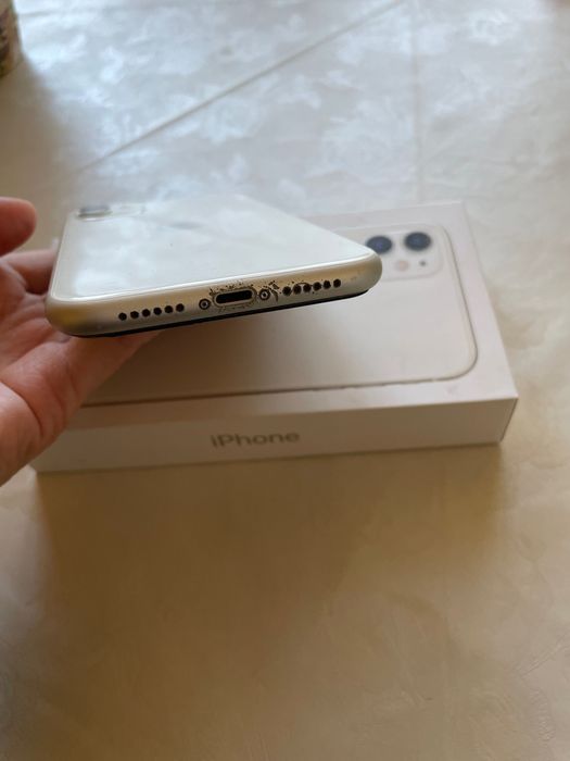 iPhone 11 цвят бял