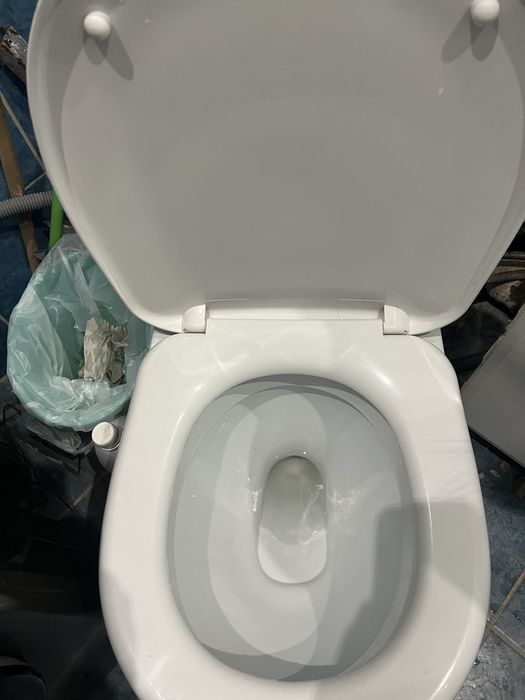 Унитаз  белый без сколов и камней