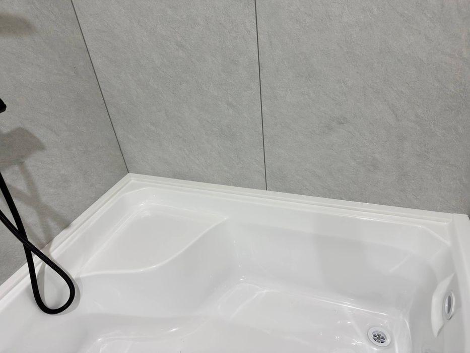 Пристеночные плинтусы/бордюры для закрытия щелей между ванной и стеной