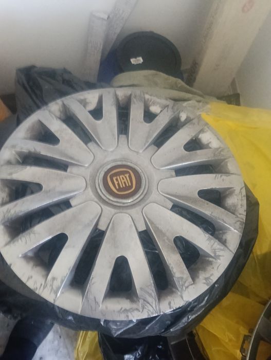 1 Capac Roată original Fiat . La 25 lei.
