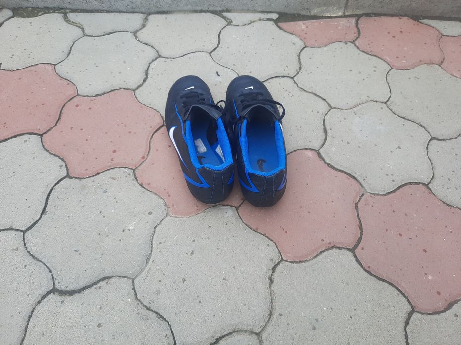 Vând crampoane originale mărimea 44