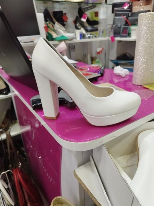 Бели обувки с висок ток