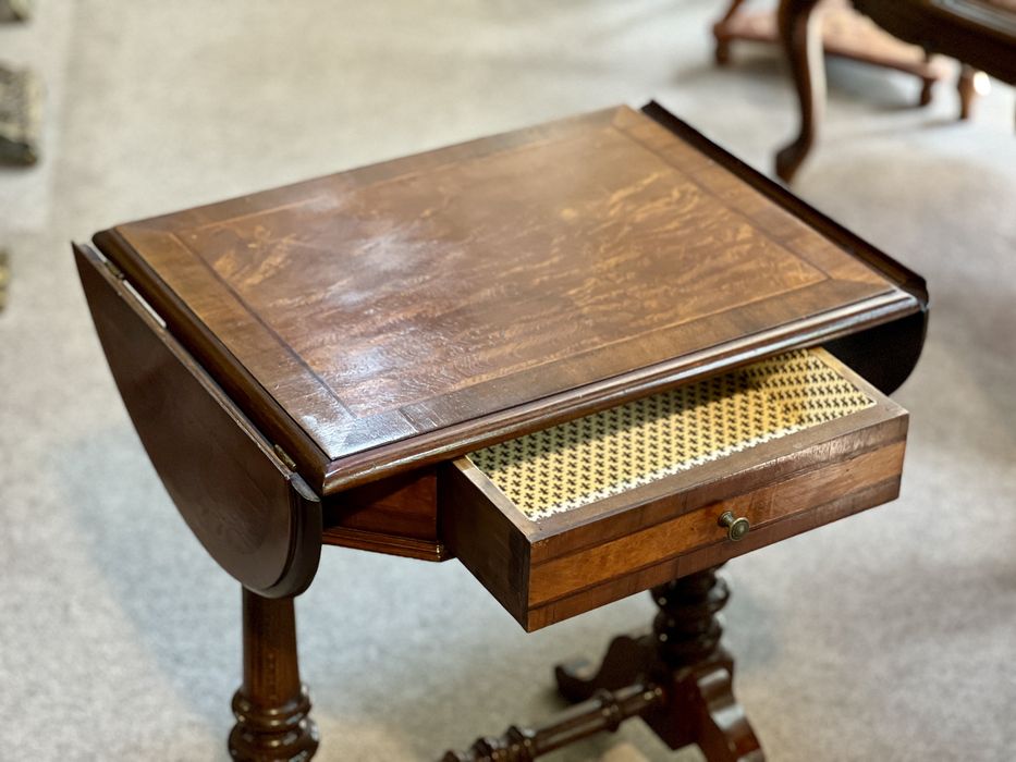 Măsuță vintage din lemn masiv – stil clasic, cu sertar și blat extensibil