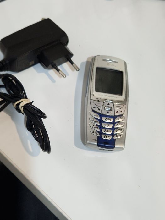 Telefon cu butoane lg cu încărcător