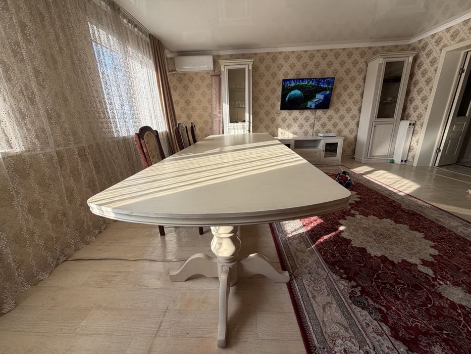 Продам стол в гостинную