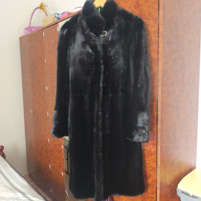 Норковая шуба черный стойка воротник побокам разрез