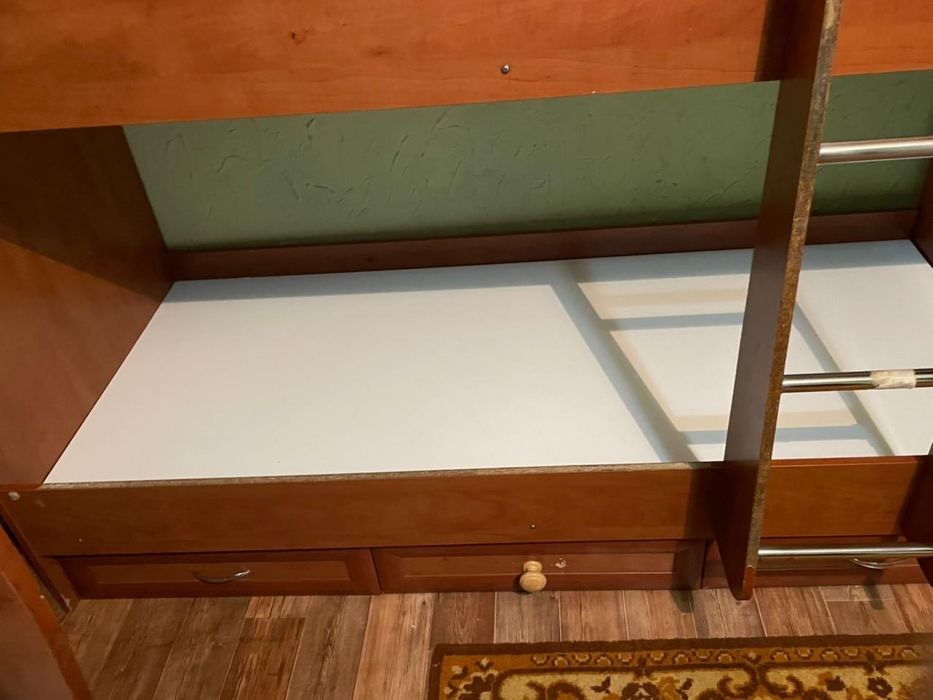 Кровать 2шт 2этажные  +1шкаф