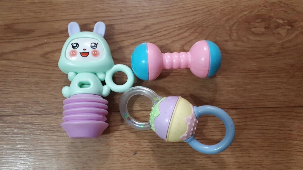 Игрушки погремушки для малыша