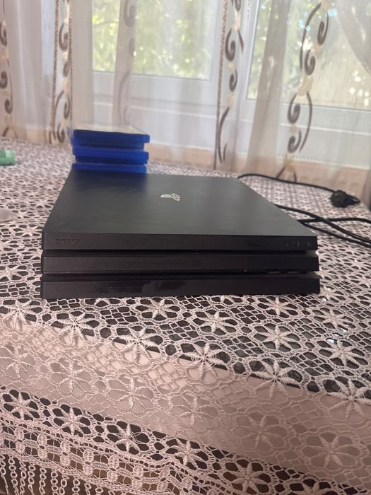 Vând Ps 4 pro 1tb cu 8 jocuri