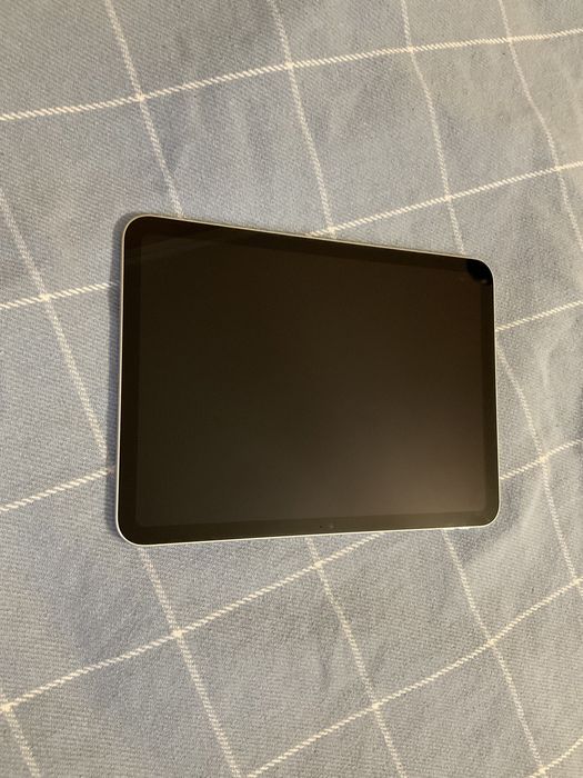 Apple iPad 10.9  (10th Gen, 2022).