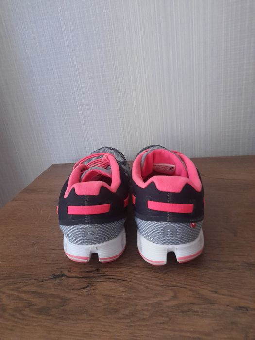 On Cloud дамски маратонки 40- 41 номер.