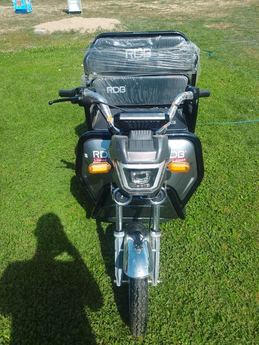 Tricicleta electrică cu benă